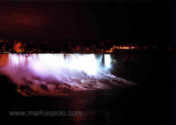 Bei Nacht werden die NIAGARA-FÄLLE angeleuchtet