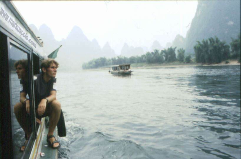 Hier bin ich auf dem Li-River unterwegs. 8 Stunden dauerte die Bootsfahrt flussaufwärts nach Guilin. Mitten durch die un glaublichen Formen der Kalksandstein-Berge schlängelt sich der Li-River und auf ihm täglich mehr als 1000 Boote ins 